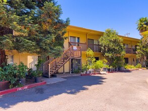 Old Sonoma Road, 2412-2422* in Napa, CA - Building Photo - Interior Photo