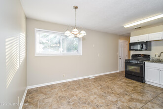 4900 Libby Ln in Louisville, KY - Foto de edificio - Building Photo