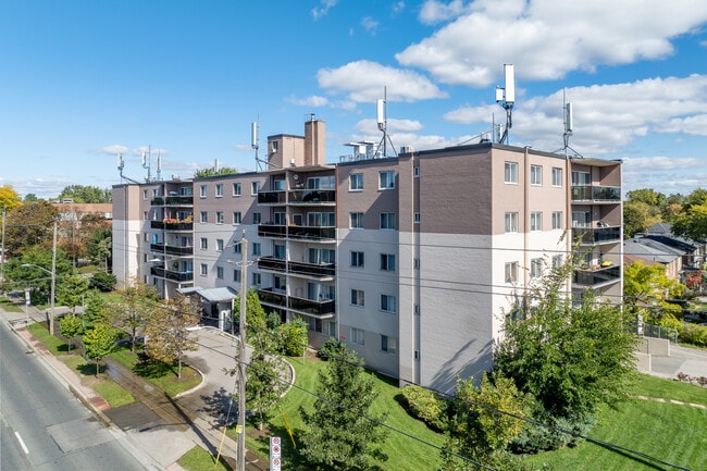 3905 Bathurst Street Apartments in Toronto, ON - Building Photo - Building Photo