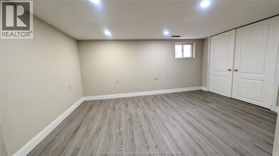 3243 Millen St in Windsor, ON - Foto de edificio - Building Photo