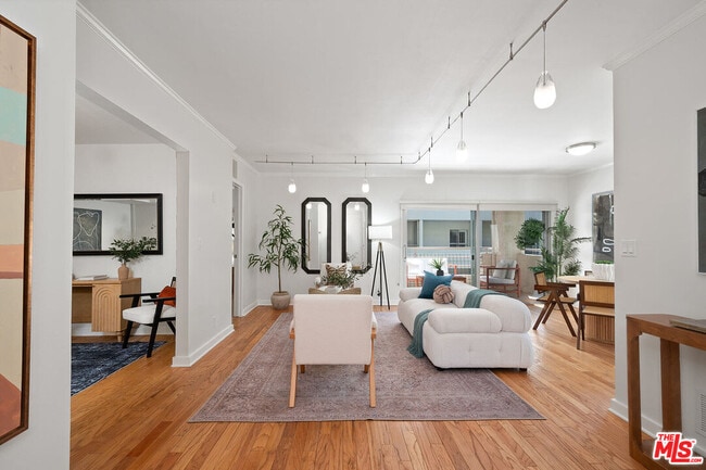 1131 Alta Loma Rd in West Hollywood, CA - Building Photo - Building Photo