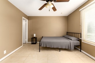 2348 W Laurel Ln in Phoenix, AZ - Foto de edificio - Building Photo