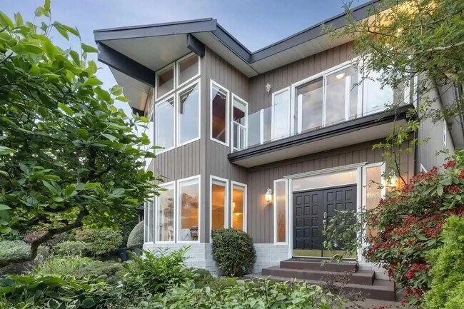 368 Montroyal Blvd in North Vancouver, BC - Building Photo - Building Photo
