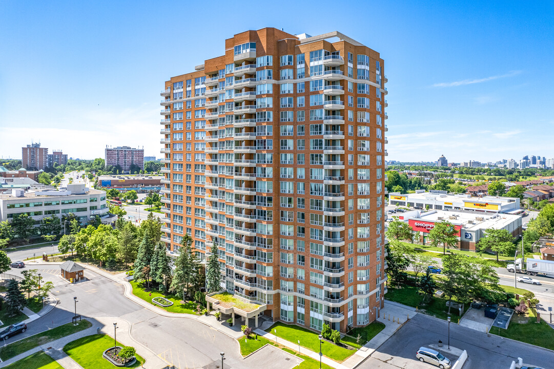 Mayfair on the Green I in Toronto, ON - Building Photo