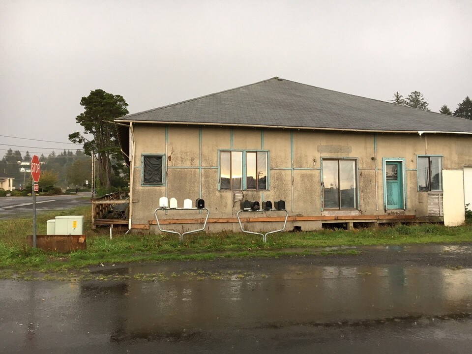 Waldport NW COmmercal Multi Family in Waldport, OR - Building Photo