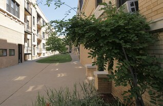 Maple Court in Chicago, IL - Building Photo