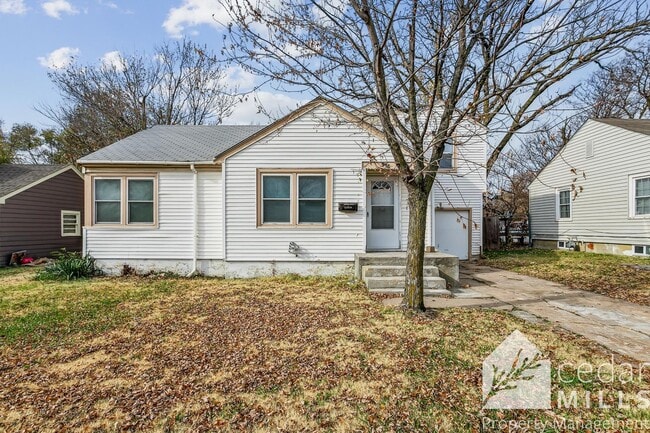 property at 915 N Pinecrest St