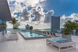 45 SW 9th St, Unit 2709 in Miami, FL - Foto de edificio - Building Photo