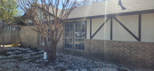 10434 Doc Holliday Trl, Unit B in Austin, TX - Foto de edificio - Building Photo