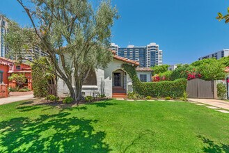 10733 Wellworth Ave in Los Angeles, CA - Foto de edificio - Building Photo