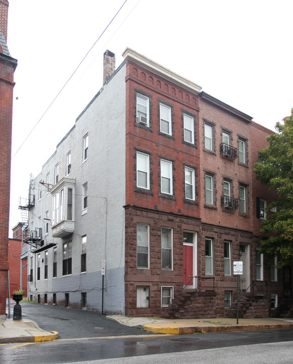 208 E Biddle St in Baltimore, MD - Building Photo