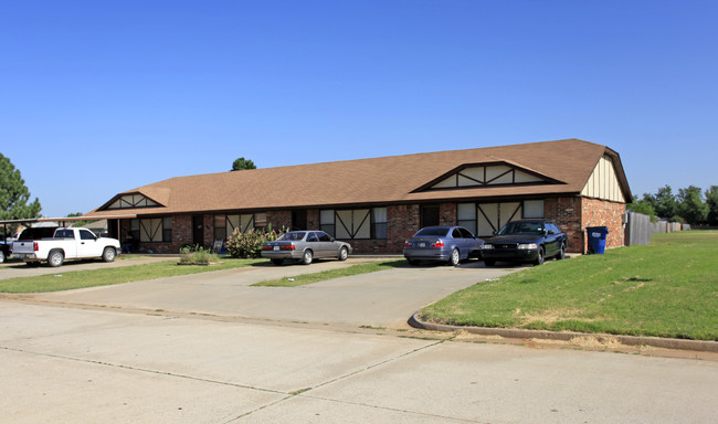 1305-1311 W Whippoorwill Way in Mustang, OK - Building Photo - Building Photo