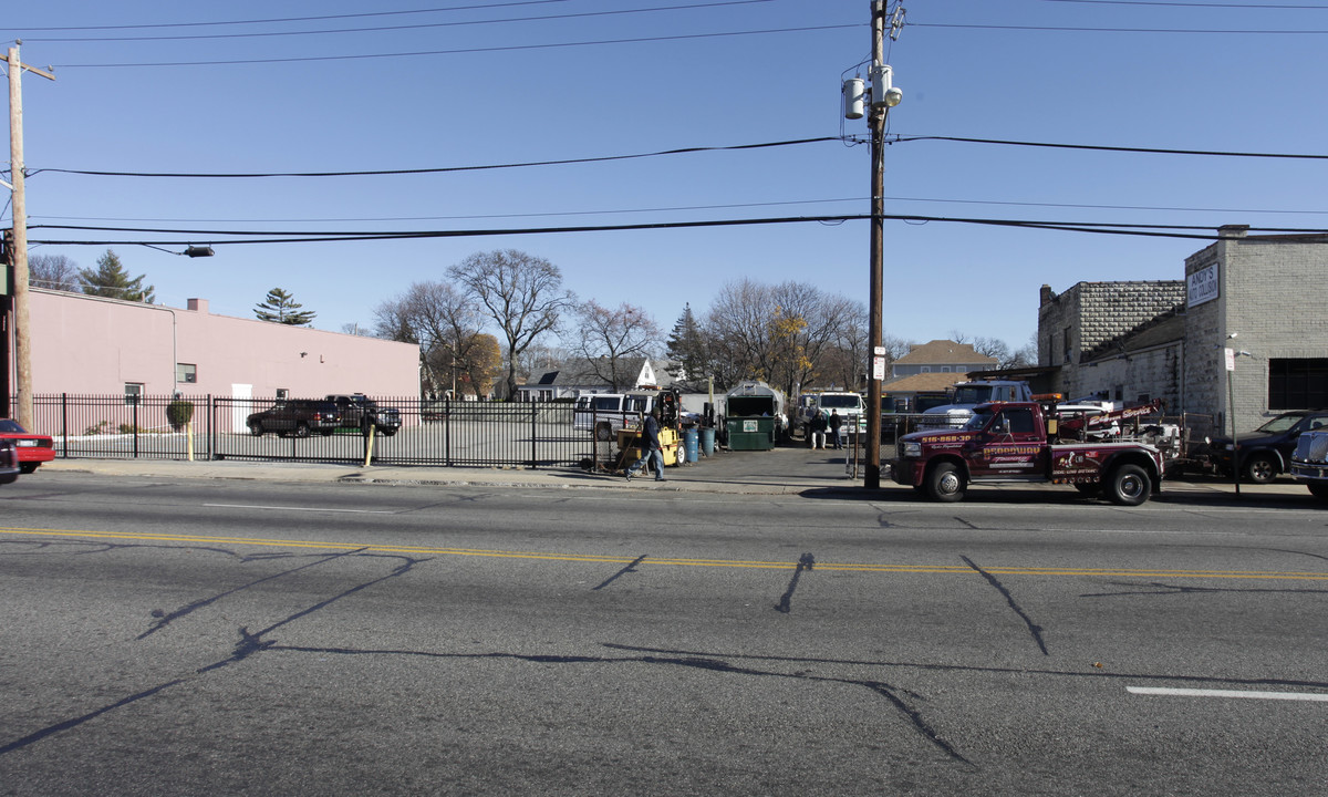 390 N Main St in Freeport, NY - Foto de edificio