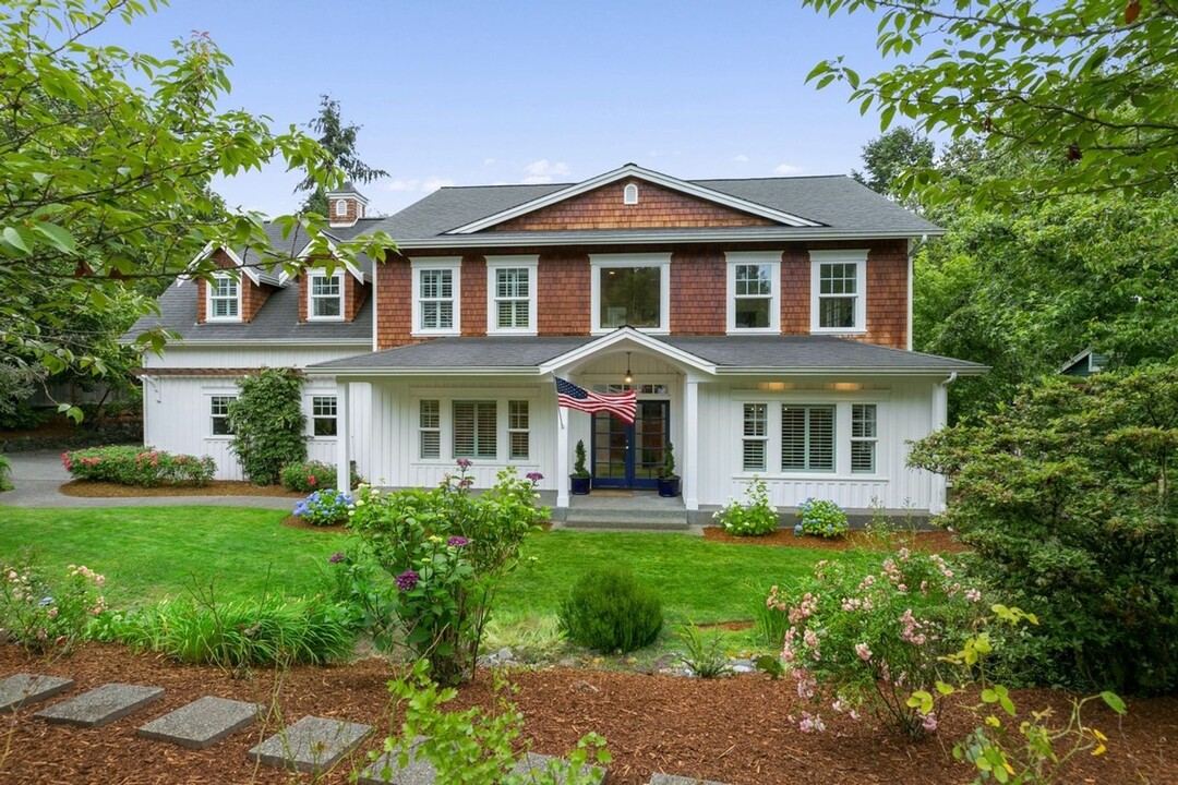 270 Eakin Dr NW in Bainbridge Island, WA - Foto de edificio