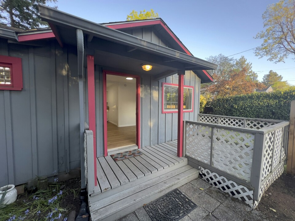 1937 SE 139th Ave in Portland, OR - Building Photo