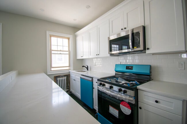 840 Seaman Ave E, Unit 2E in North Baldwin, NY - Foto de edificio - Building Photo