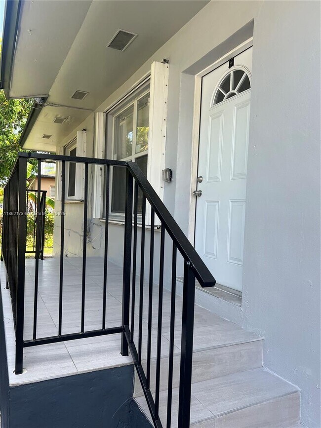 1442 NW 38th St in Miami, FL - Building Photo - Building Photo