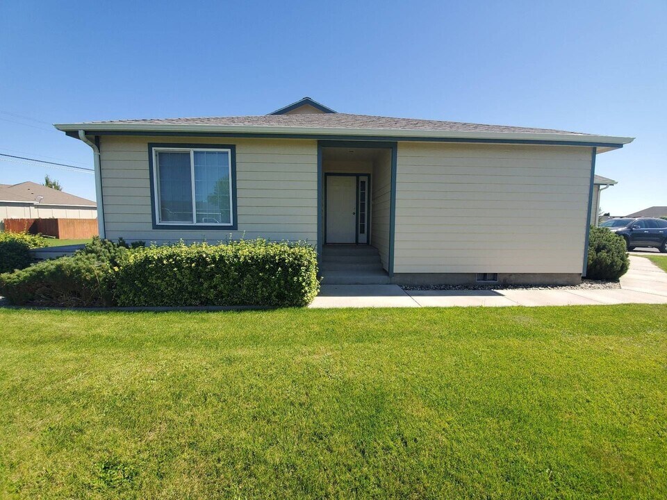 9506 Goodrich Rd SE in Moses Lake, WA - Building Photo