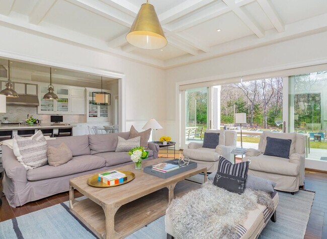 8 Peach Farm Ln in East Hampton, NY - Building Photo - Building Photo