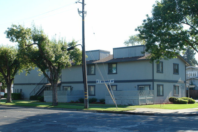 1047-1065 W 19th St in Merced, CA - Building Photo - Building Photo