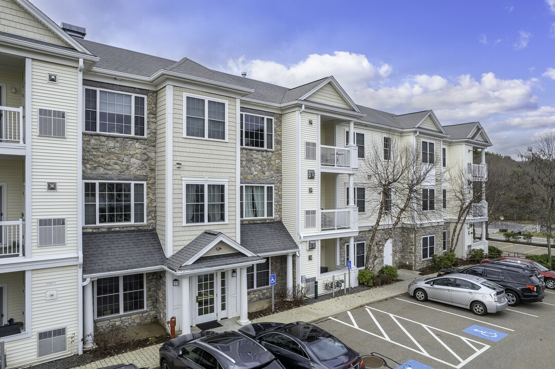 Blue Hill Commons in Canton, MA - Foto de edificio