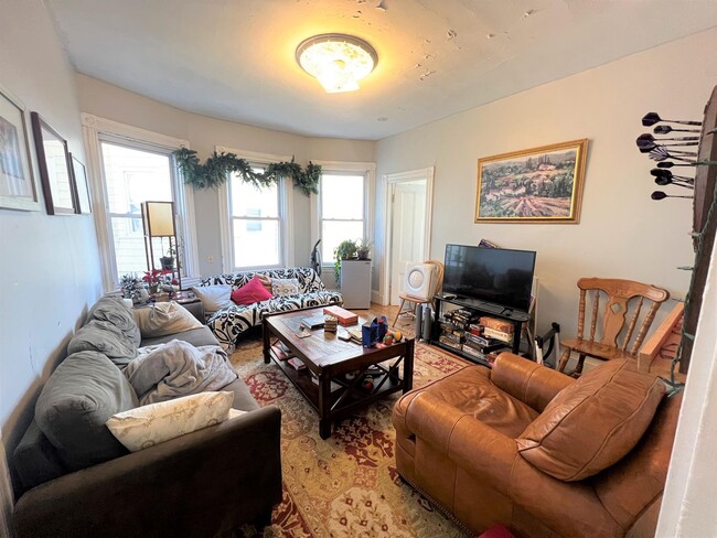 40 Cherry St, Unit 2 in Somerville, MA - Building Photo - Building Photo
