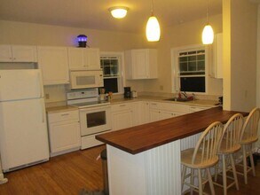 66 Lake Dr in Shutesbury, MA - Foto de edificio - Building Photo