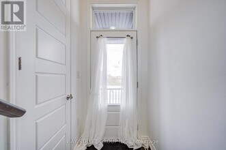 980 Logan Dr in Milton, ON - Building Photo - Building Photo