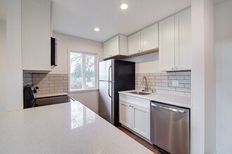 12429 NE 130th Ct in Kirkland, WA - Building Photo - Building Photo