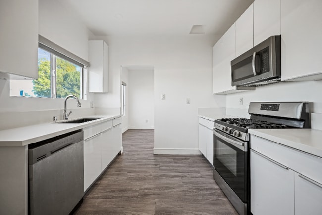 627 Brittania St in Los Angeles, CA - Foto de edificio - Building Photo