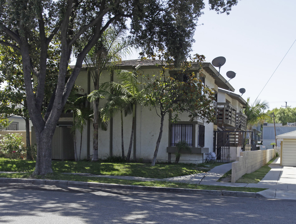 120 W Stueckle Ave in Anaheim, CA - Building Photo