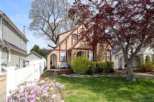 987 Kings Pkwy in Baldwin, NY - Building Photo