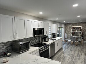 9960 NW 10 Terrace in Miami, FL - Building Photo - Building Photo