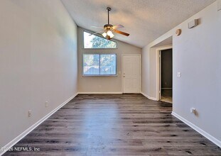 2530 Whispering Woods Blvd in Jacksonville, FL - Foto de edificio - Building Photo