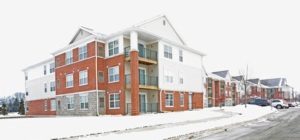 Killarney Kourt Senior Living in Sturtevant, WI - Foto de edificio - Building Photo