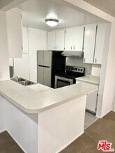 8650 Gulana Ave in Los Angeles, CA - Building Photo - Building Photo