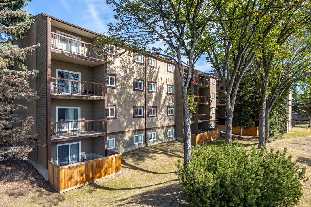 Christopher County in Edmonton, AB - Building Photo