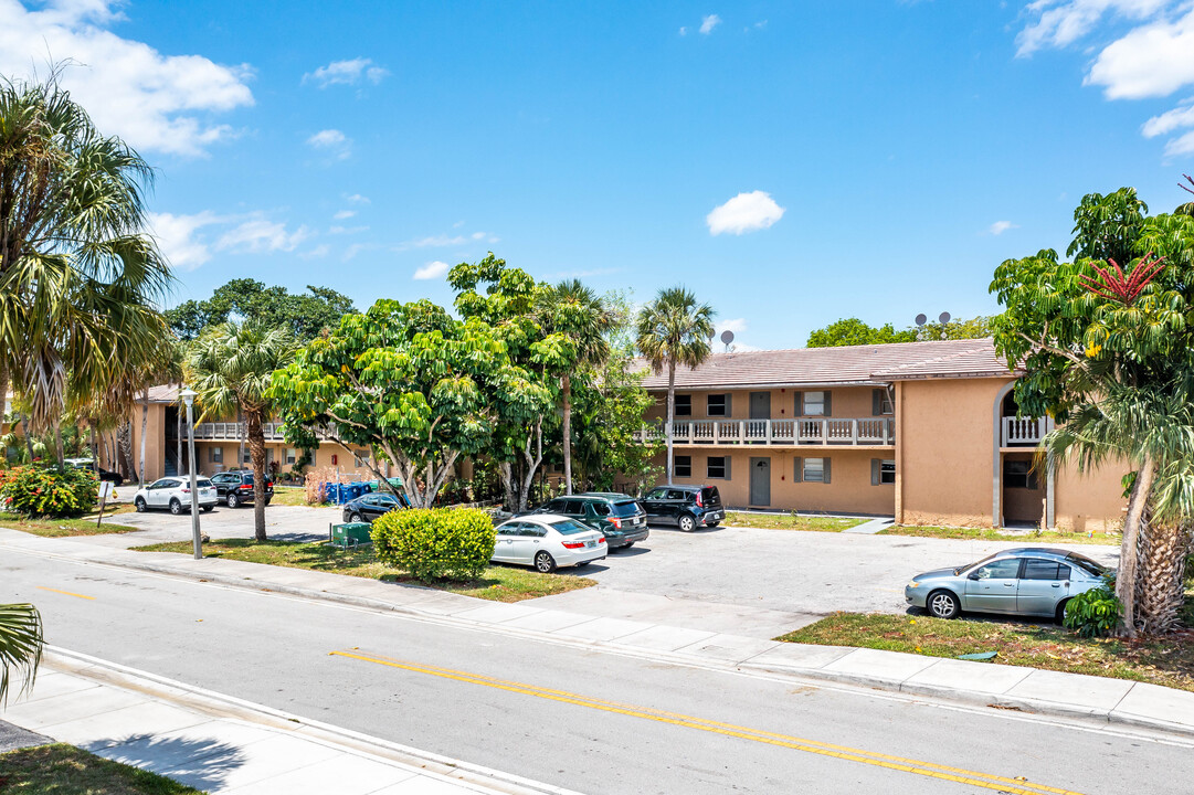 7503 NW 44th Ct in Coral Springs, FL - Building Photo