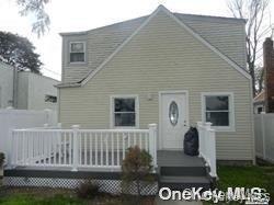 64 Lorraine Rd in Island Park, NY - Building Photo