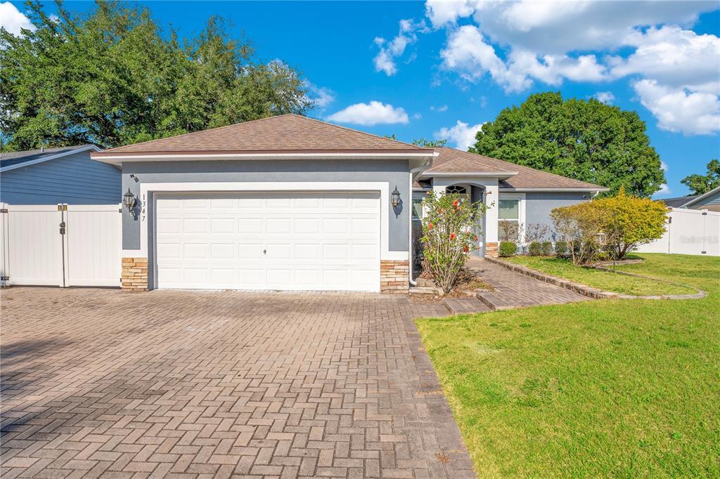 1347 Woodlake Cir in St. Cloud, FL - Foto de edificio