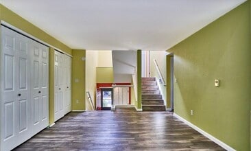 15212 Sunwood Blvd in Tukwila, WA - Foto de edificio - Building Photo