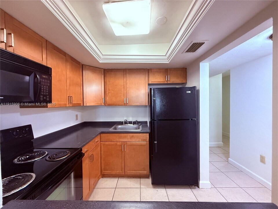 13920 Lake Placid Ct in Hialeah, FL - Building Photo