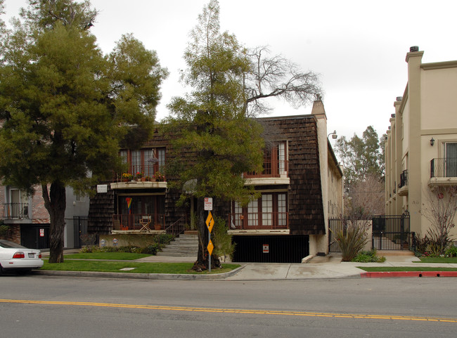 4336 Whitsett Ave in Studio City, CA - Foto de edificio - Building Photo