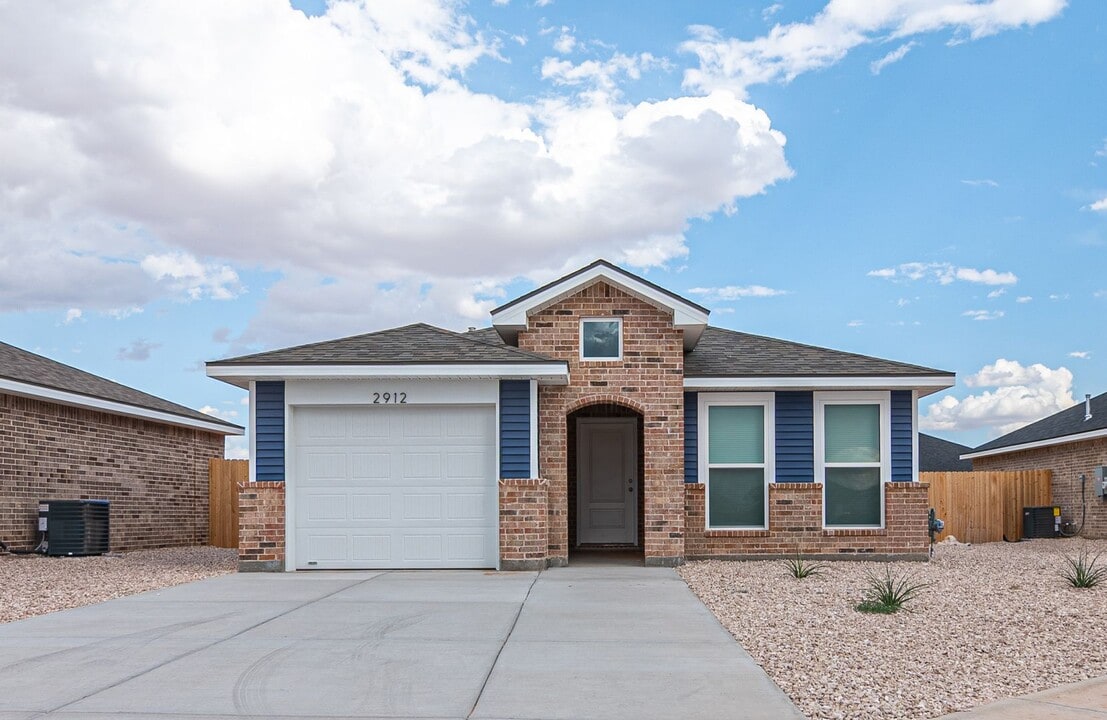2912 Pitchfork Rd in Midland, TX - Foto de edificio