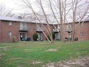 Lawrence Court Apartments in Broomall, PA - Building Photo - Building Photo