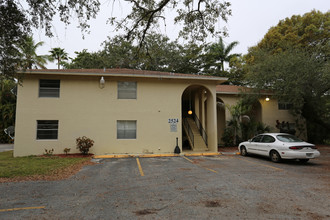 Congress Street Apartments in Ft. Myers, FL - Foto de edificio - Building Photo