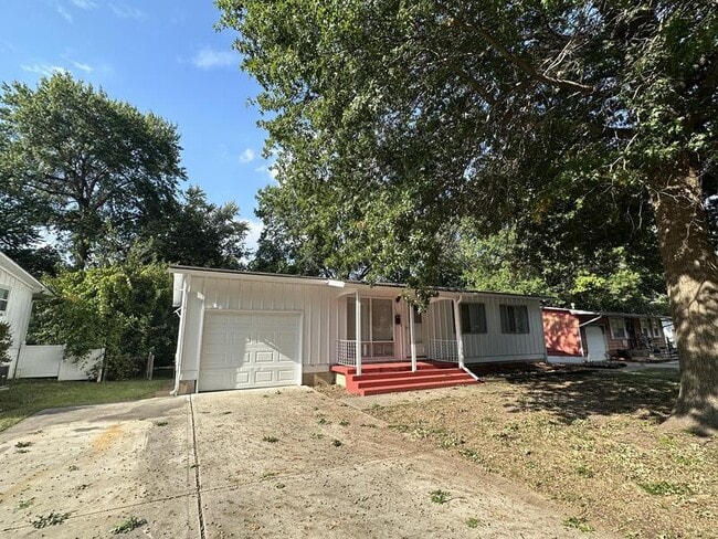 8704 E 92nd St in Kansas City, MO - Foto de edificio - Building Photo