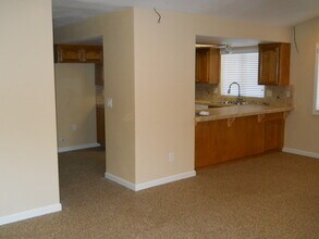 2043 Candlewood Ln in Hanford, CA - Building Photo - Building Photo