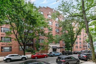 225 E 74th St in New York, NY - Foto de edificio - Building Photo