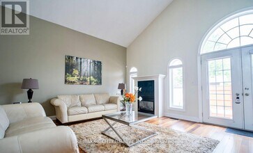 8905 McGarry Dr in Niagara Falls, ON - Building Photo - Building Photo